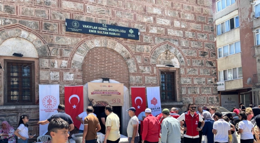 Bursa Vakıflar Bölge Müdürlüğünce aşure dağıttı