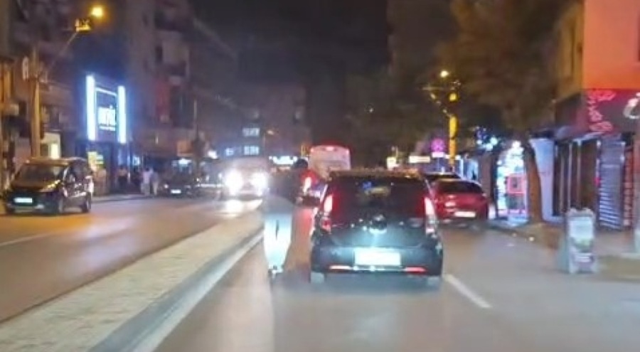 Bursa'da scooterli gencin tehlikeli yolculuğu kamerada