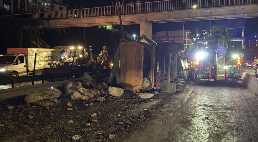 Moloz yüklü hafriyat kamyonu devrildi: 1 yaralı