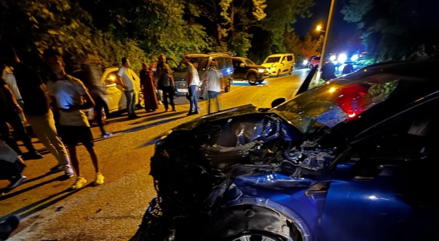 Bursa'da ters yönden ilerleyen otomobil, kamyonetle çarpıştı