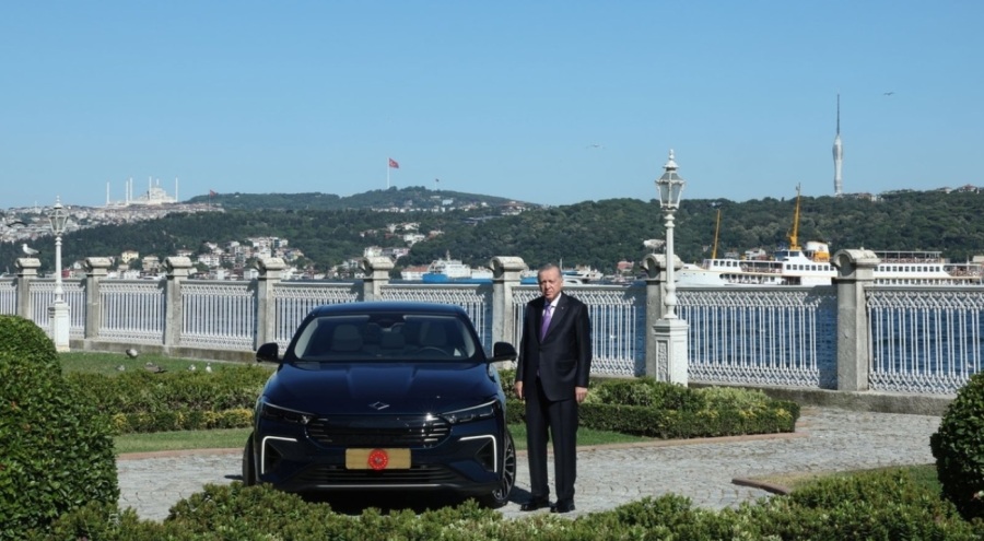 Cumhurbaşkanı Erdoğan, Togg'un yeni modeli T10F'yi test etti