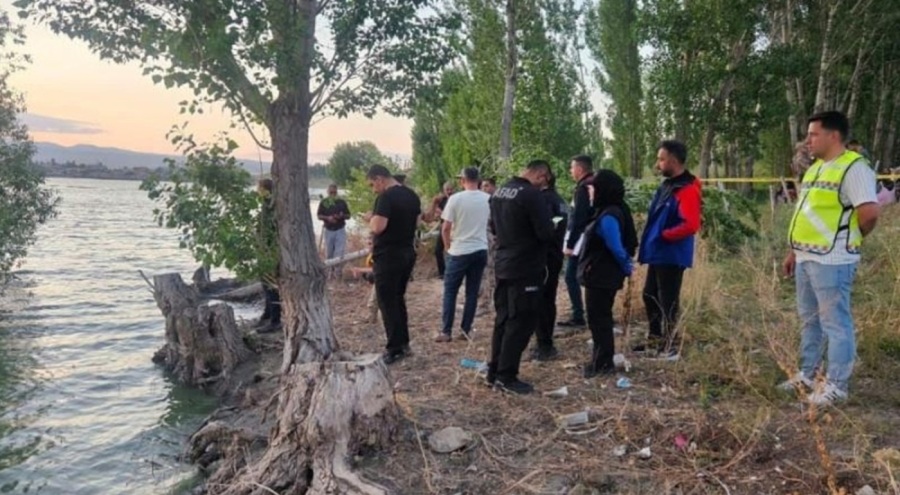 Serinlemek için girdiği barajda kayboldu