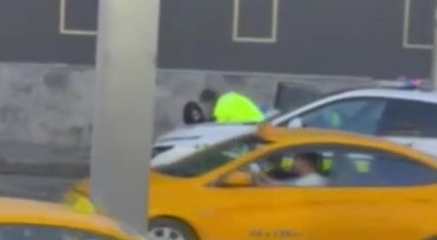 Kaza yapan şüpheli polisin silahını almaya çalıştı!