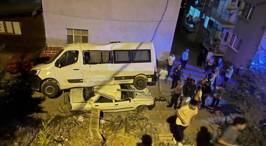 Park halindeyken freni boşalan minibüs otomobilin üzerine düştü