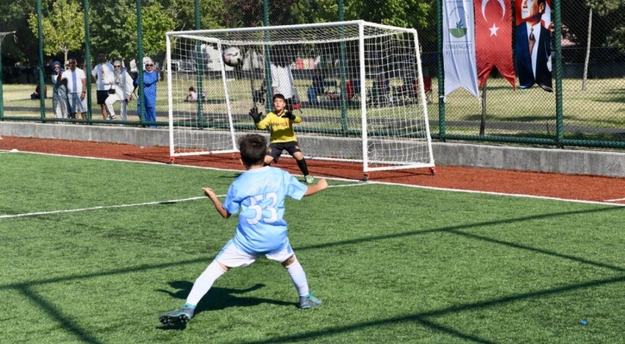 Osmangazi'de kupa için yarışan miniklere ödülleri verildi