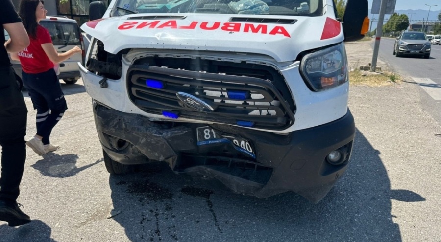 Ambulans ile otomobilin çarpıştığı kazada 2 kişi yaralandı