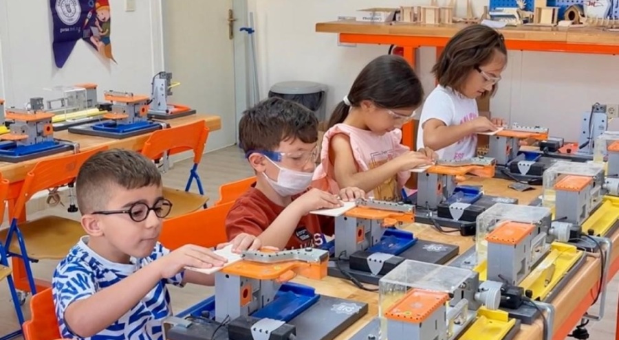 Gürsu'nun üreten çocukları model gemi yapım kursunda