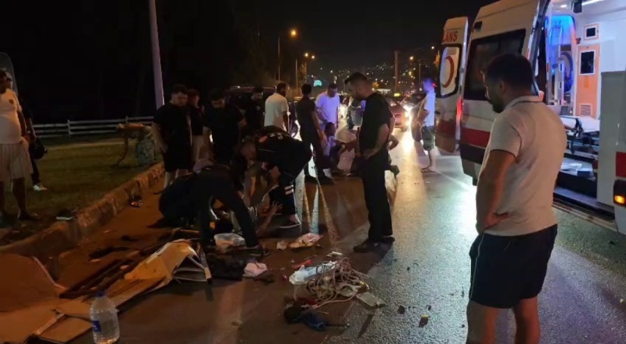 Bursa'da otomobil elektrikli motosiklete çarptı: 3 yaralı
