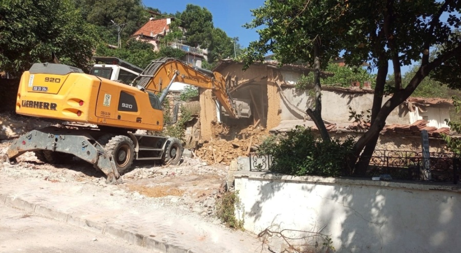 Osmangazi'de tehlike saçan metruk binalar yıkıldı