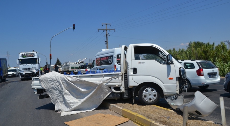 TIR ile kamyonet çarpıştı; 1 kişi yaralandı