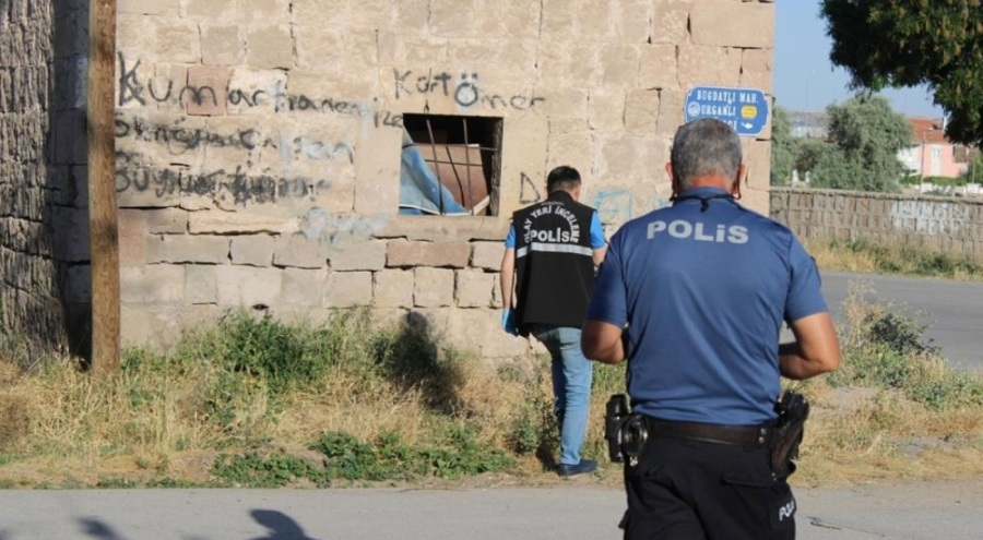 İki grup arasında çıkan bıçaklı kavgada kan aktı
