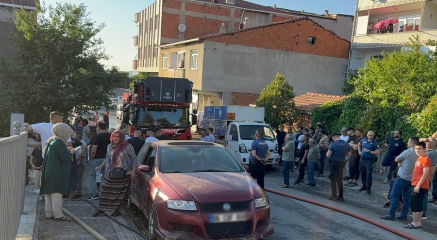 Evde çakmakla oynarken yangın çıkardı
