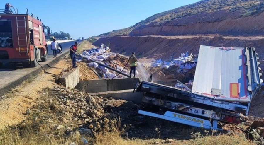 Kaza yapan TIR alev aldı: Baba ve 13 yaşındaki oğlu hayatını kaybetti