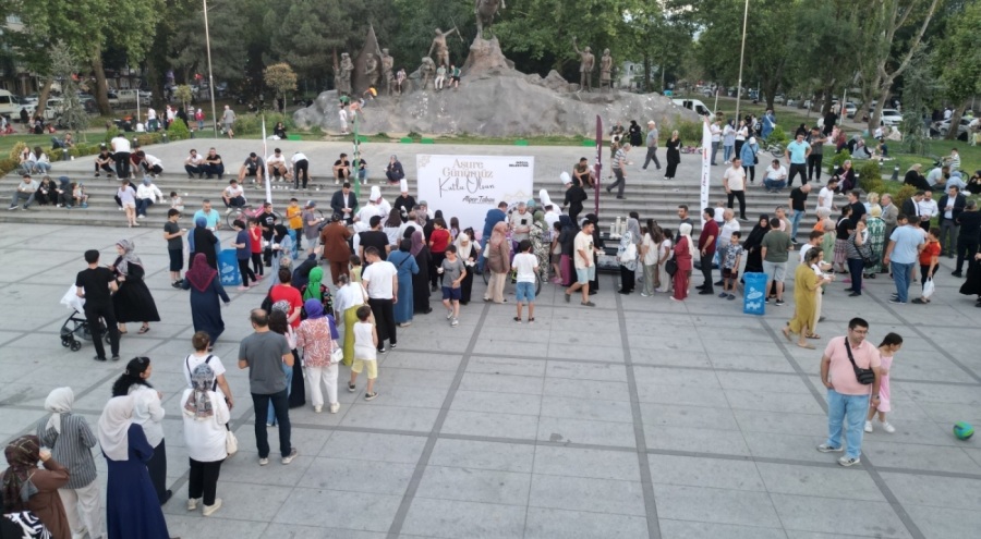 İnegöl Belediyesi vatandaşlara aşure ikram etti