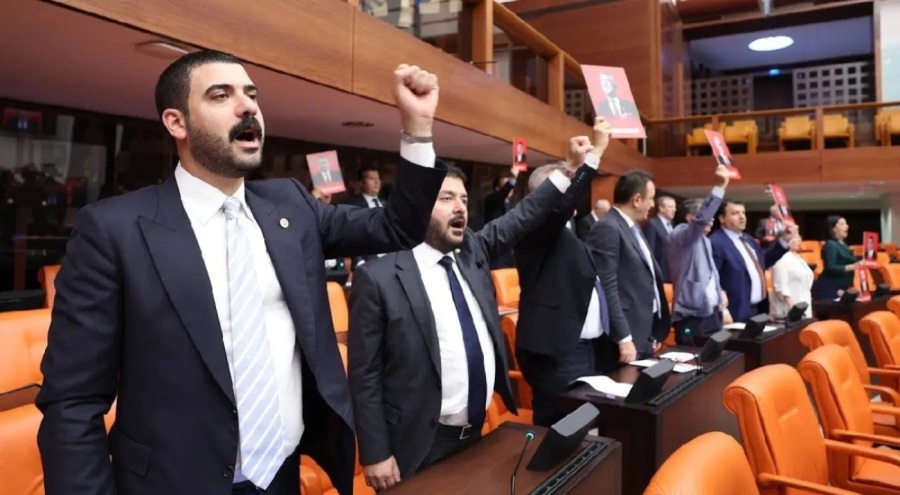 CHP'lilerin Meclis'te protestoları devam ediyor