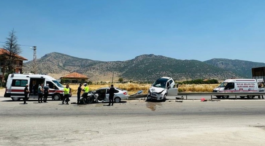 İki otomobil çarpıştı: 2'si çocuk 5 yaralı