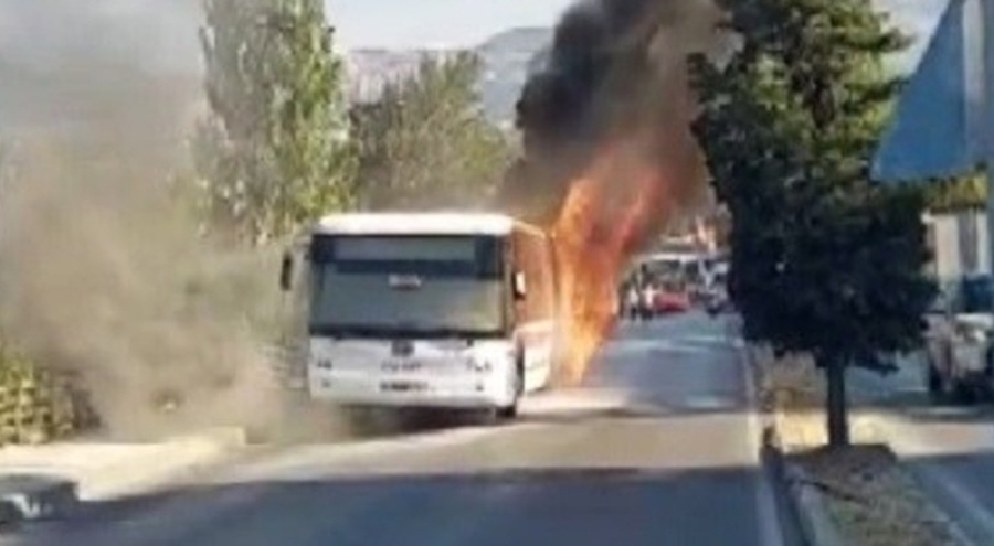 Belediye otobüsü alev alev yandı!