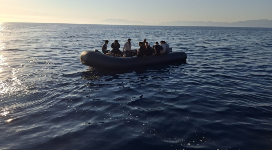 Ayvacık'ta 16'sı çocuk 23 kaçak göçmen kurtarıldı