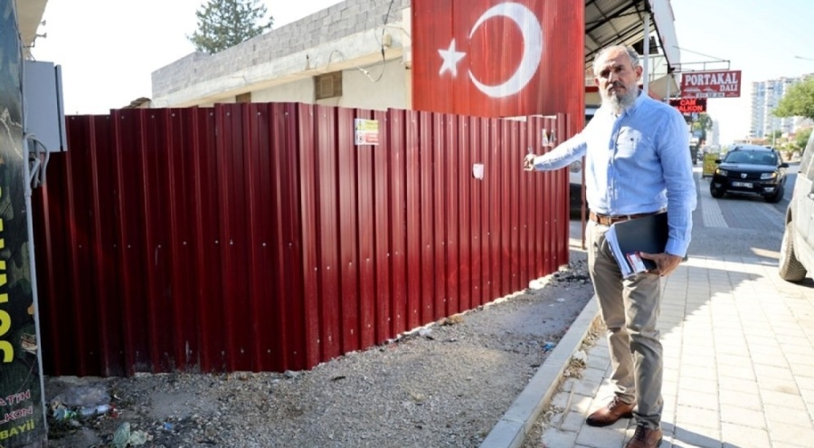 "Tapulu arazim" diyerek sokağın girişini kapattı