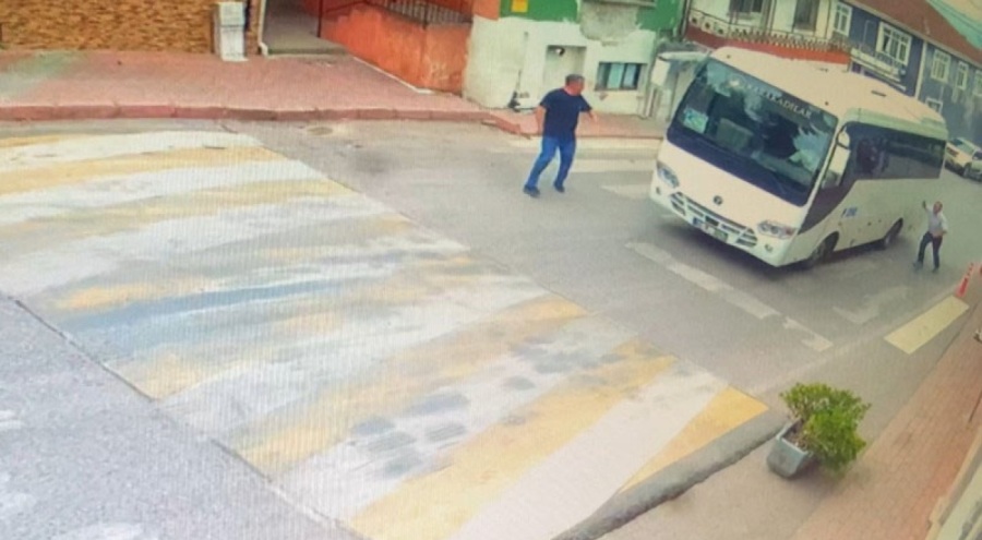 Yaşlı adam minibüsün altında kaldı!