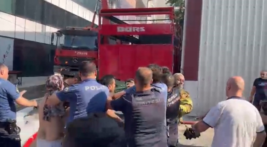 Bursa'da yangına müdahale eden itfaiye ekiplerine saldırdılar!