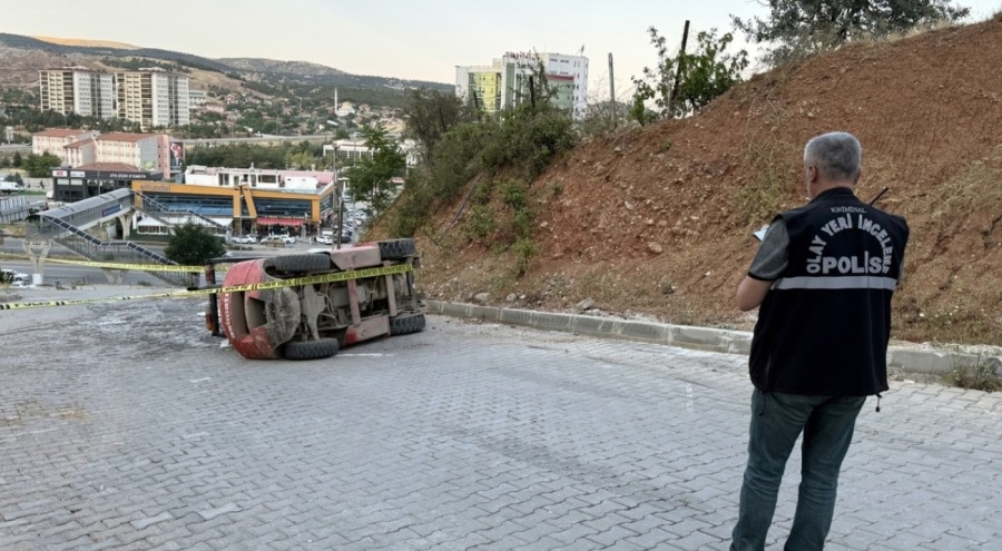 Devrilen forkliftin altında kalıp can verdi