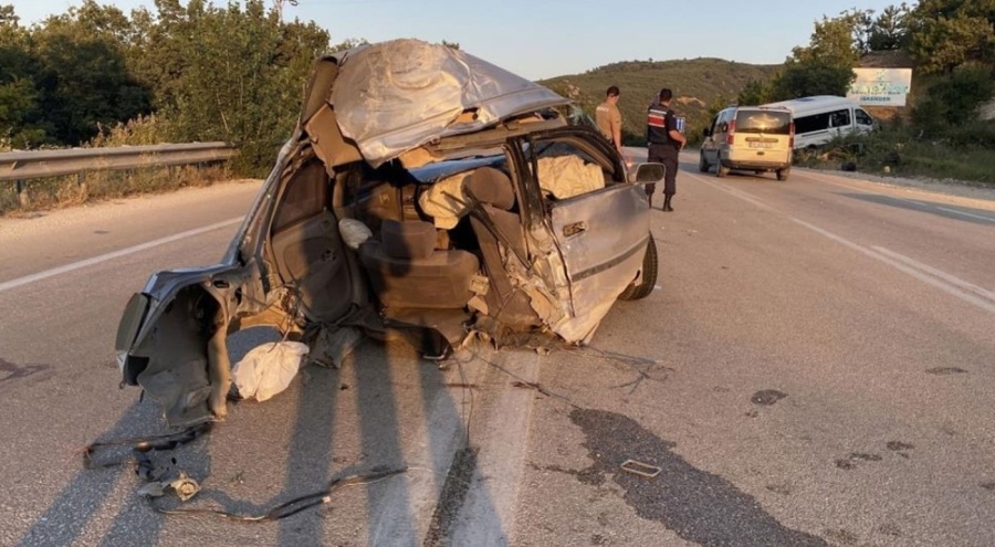 Minibüsle çarpışan otomobil ikiye bölündü: Çok sayıda yaralı var