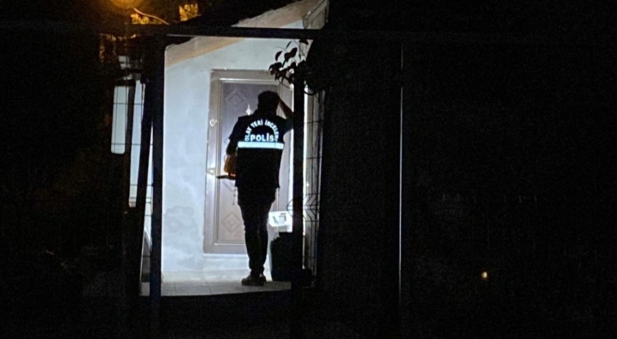 Üvey oğlunu göğsünden bıçaklayarak ağır yaraladı