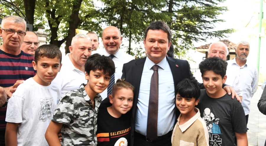 Osmangazi Belediye Başkanı Aydın vatandaşlara aşure dağıttı