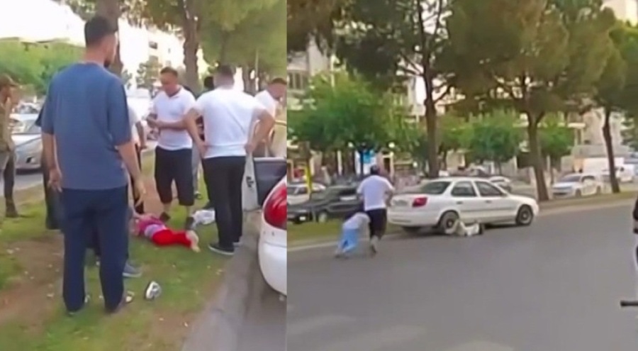 Babalarıyla yolun karşısına geçmek isterlerken otomobil çarptı