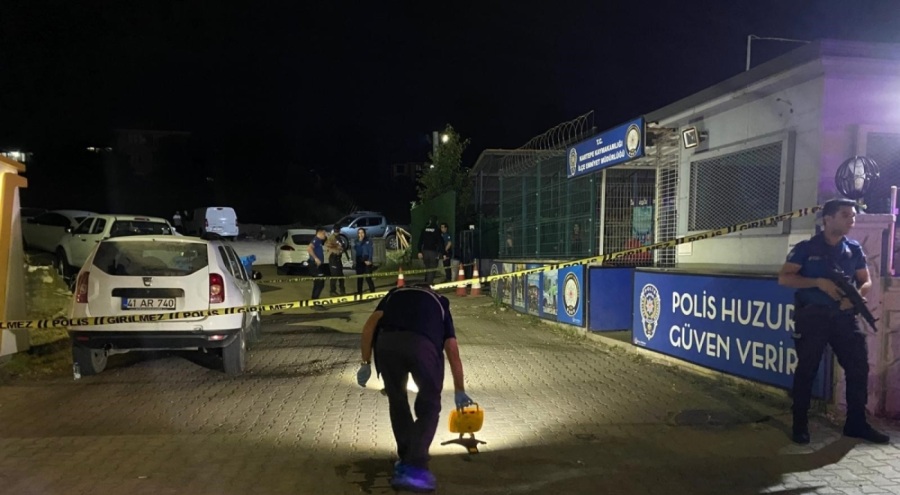 İlçe Emniyet Müdürlüğü önünde silahlı kavga! Yaralılar var