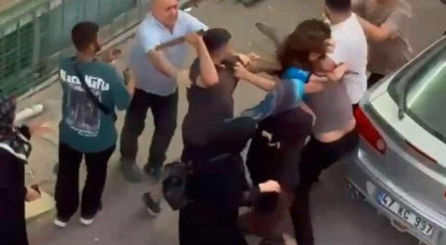 Kadın kasiyerle müşteri arasında kavga! Kafasına darbe alan kadın bayıldı