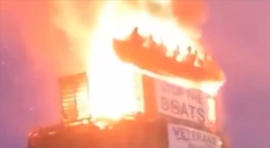 Kuzey İrlanda'daki festivalde temsili şişme göçmen botu ve cansız mankenler ateşe verildi