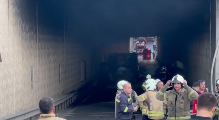 İstanbul'un göbeğinde halk otobüsü küle döndü! Trafik kilitlendi