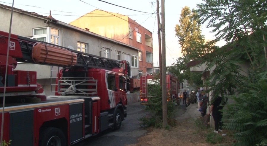 3 katlı binanın çatısında korkutan yangın
