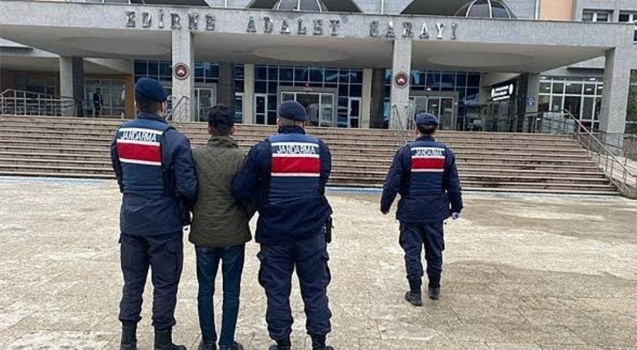 Edirne'de aranan 2 kişi sınırda yakalandı