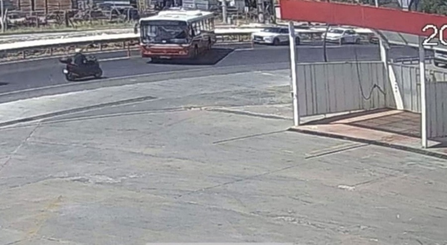 Motosiklet yolcu otobüsüyle çarpıştı