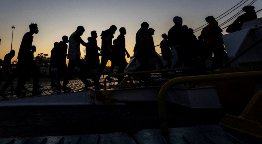 Yunanistan Kuzey Afrika'dan gelen göçmenleri göz altına alacak