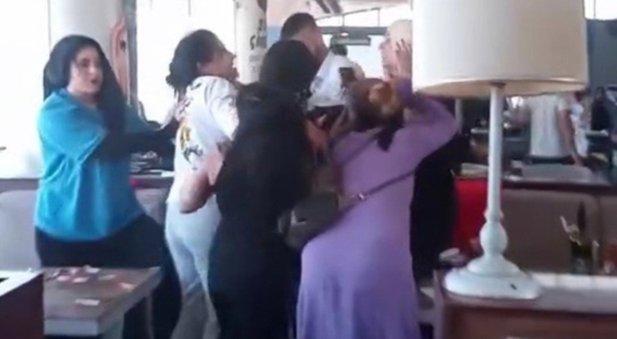 Kadınların kavgasında bardaklar havada uçuştu