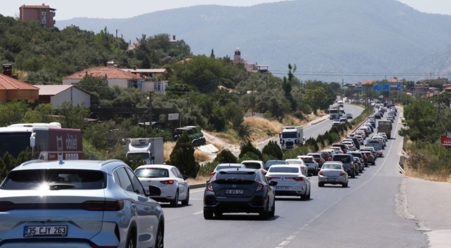 Aydın-Muğla arasında 60 kilometrelik araç kuyruğu!