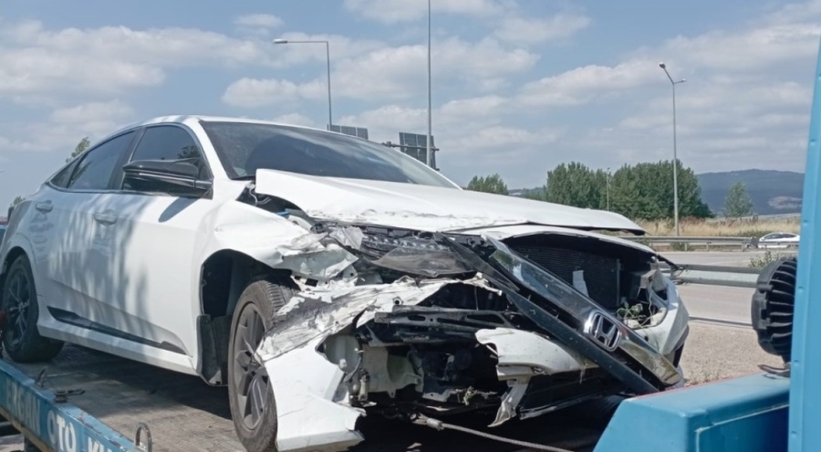 Bursa'da kontrolden çıkan araç bariyere çarptı: 2'si çocuk 4 yaralı