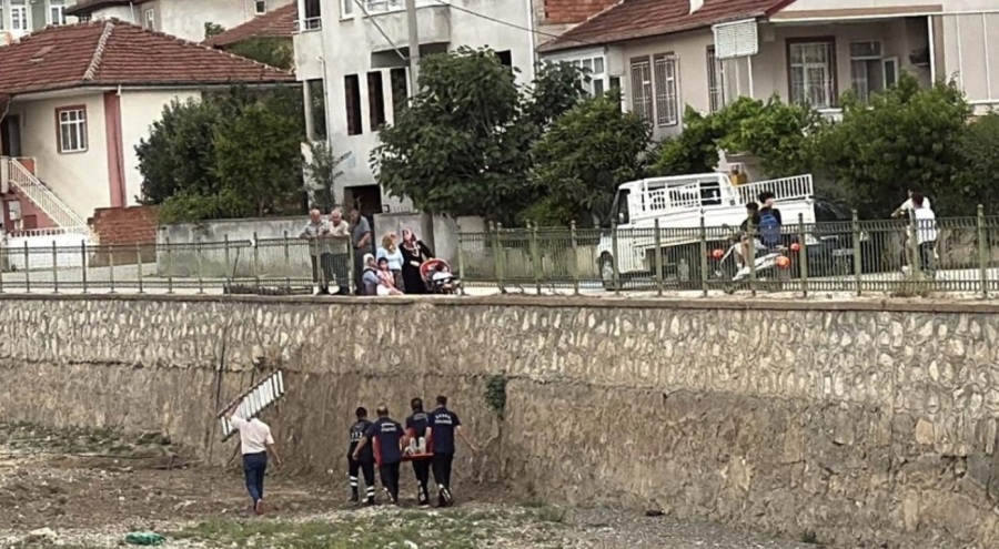 Tokat'ta kediye yardım etmek isteyen genç kız su kanalına düştü