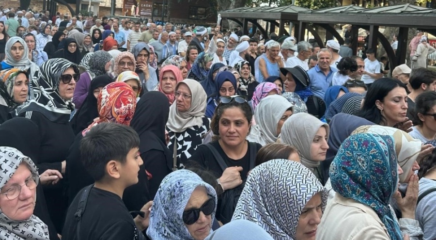 Şehitlerin hayrına aşure dağıttılar