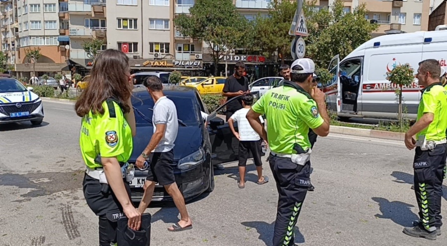 Bursa'da iki araç kafa kafaya çarpıştı!