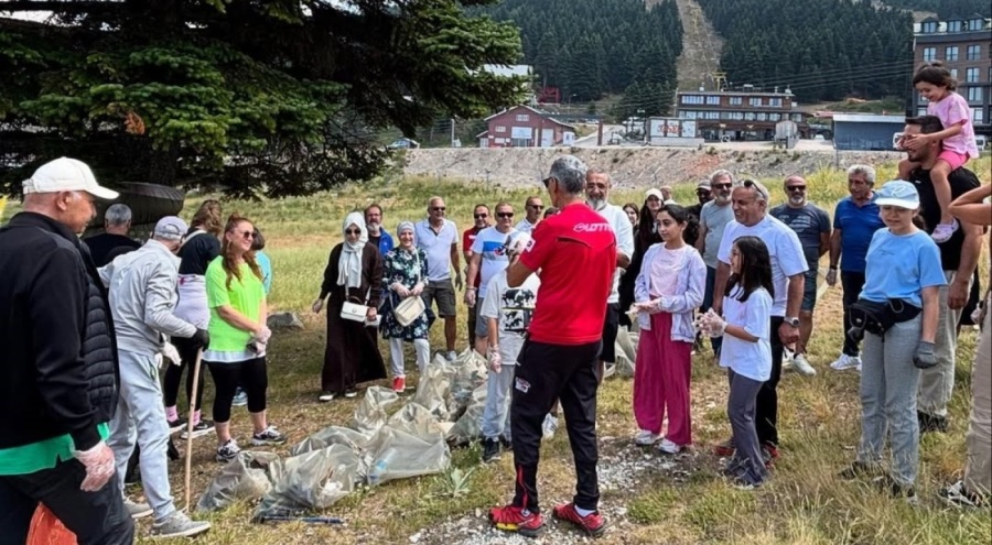 Bursa Uludağ'da kayak öğretmenleri çevre temizliği yaptı