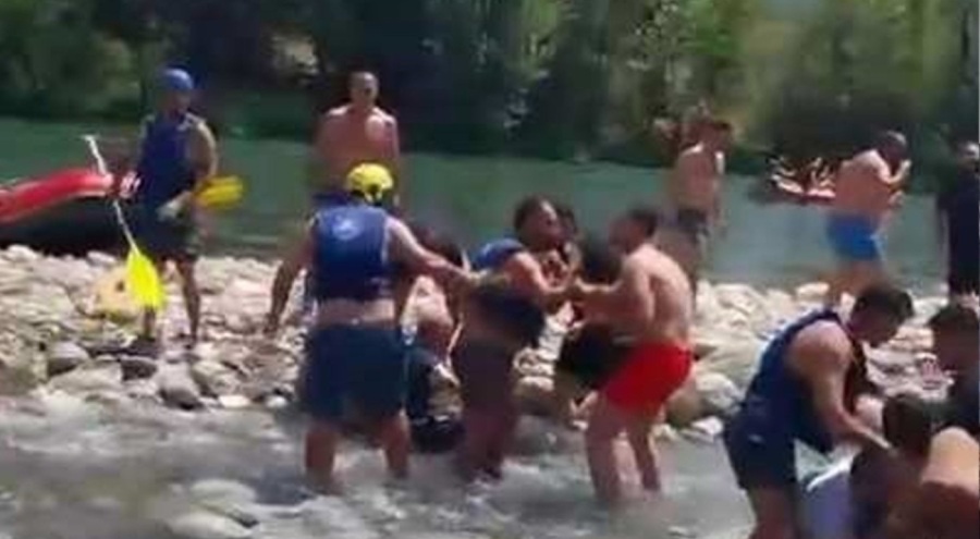 Can yeleği giyme" tartışması! Yumruk, tekme ve kürekler havada uçuştu