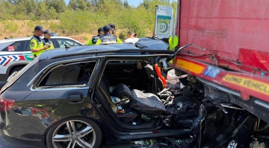 Tır, otomobilin altına girdi: Yaralılar var