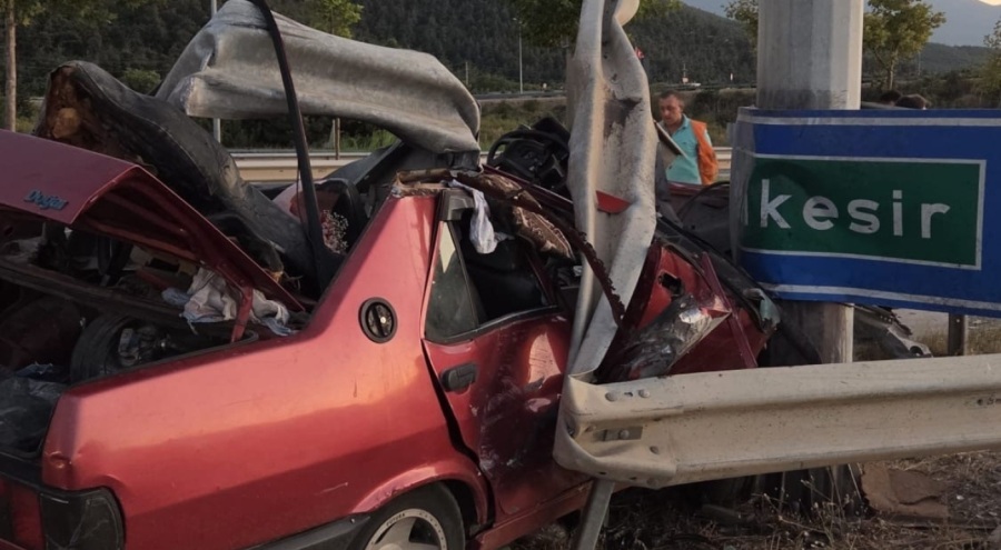 Bursa'da can alan kaza! Tofaş bariyere ok gibi saplandı, sürücüsü yaşamını yitirdi