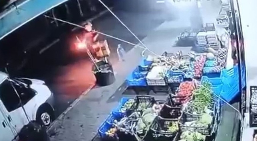 Markete molotofkokteyli atıp kaçtı