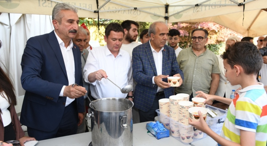 Osmangazi Belediyesi'nden vatandaşa aşure ikramı